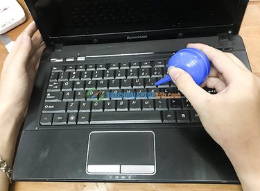 Nên vệ sinh laptop tại nhà hay đến trung tâm