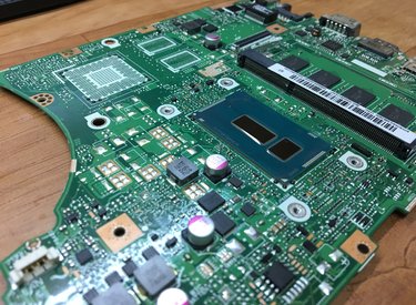 Sửa chữa mainboard máy tính bằng công nghệ thay thế CPU dán trên main