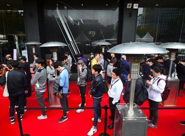 Chính quyền Hàn quốc sờ gáy apple trước ngày Iphone X được chào bán