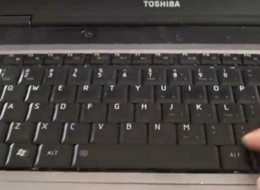 Cách sửa bàn phím laptop mà không cần tháo máy