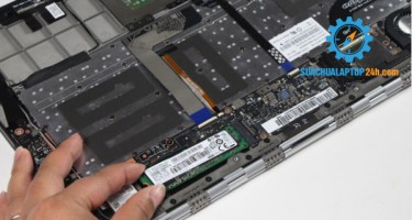 Hướng dẫn sửa chữa laptop Lenovo Yoga-900-13ISK2 bằng cách tháo SSD khỏi máy