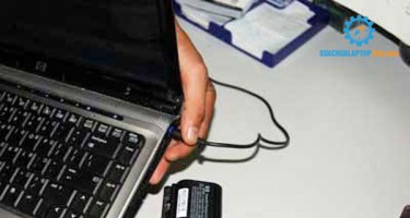 Sạc pin máy tính không vào điện thì phải làm sao đây?