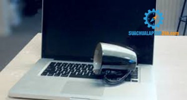 Màn hình Macbook bị dính nước và các cách xử lý