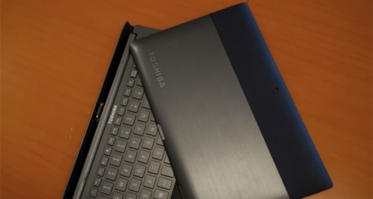 Máy tính với bàn phím trượt của Toshiba