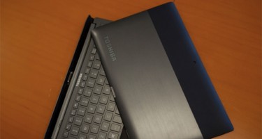 Máy tính với bàn phím trượt của Toshiba