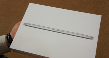 “Đập hộp” MacBook Pro mới màn hình Retina của Apple