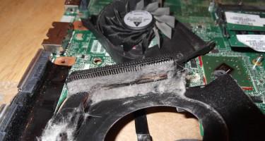 Loại bỏ bụi bẩn bên trong laptop