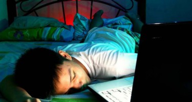 Laptop hoạt động xuyên đêm có ảnh hưởng đến giấc ngủ người dùng?