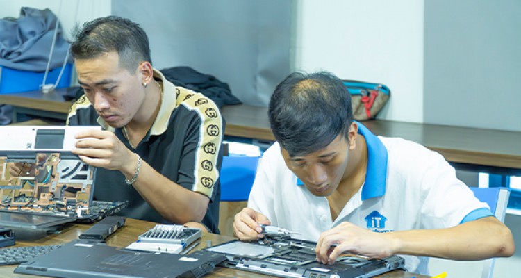 Bỏ qua nỗi lo tìm việc với học sửa chữa máy tính ở Hà Nội chuyên nghiệp tại Học viện iT