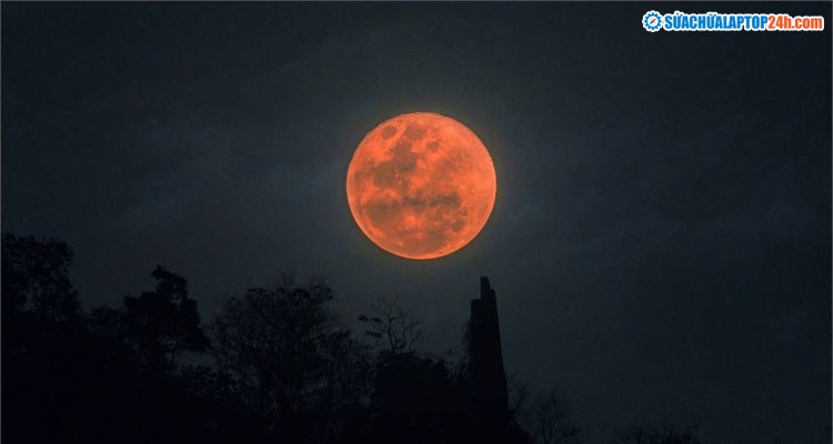 Trọn bộ hình nền nguyệt thực toàn phần cho máy tính, điện thoại 2025