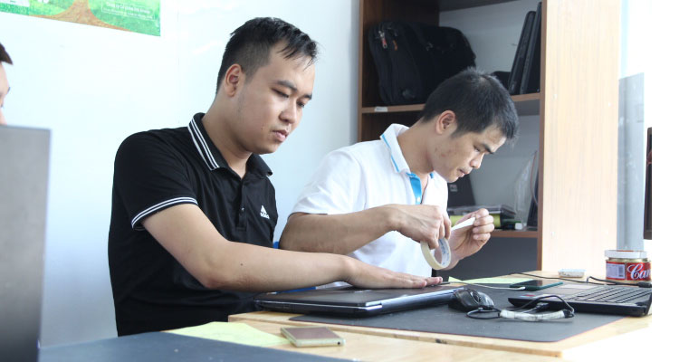 Kỹ thuật viên tại Sửa chữa Laptop 24h .com đang kiểm tra khắc phục sự cố laptop cho khách hàng