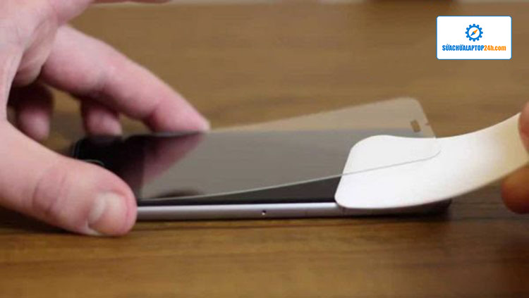 Nhẹ nhàng tách miếng kính cường lực dán vào màn hình iPhone