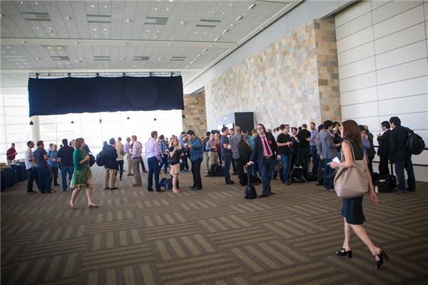 Trước sảnh Trung tâm hội nghị Moscone Center nơi diễn ra WWDC 2012. 