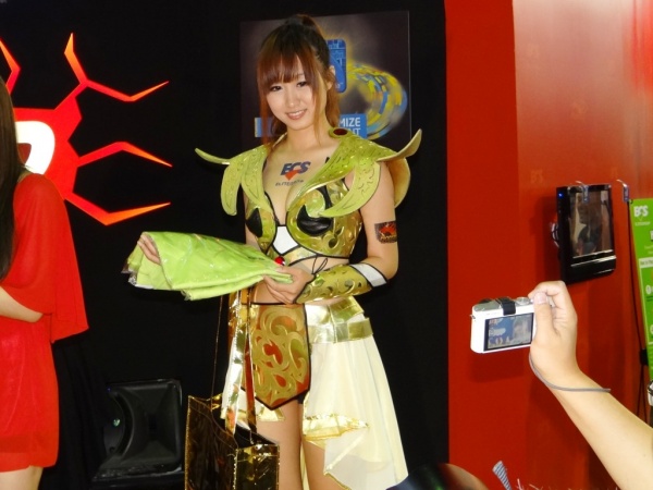 Chân dài là những người khuấy động không khí tại triển lãm.