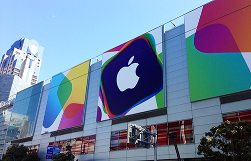 Các công nhân đang gắn logo của Apple.