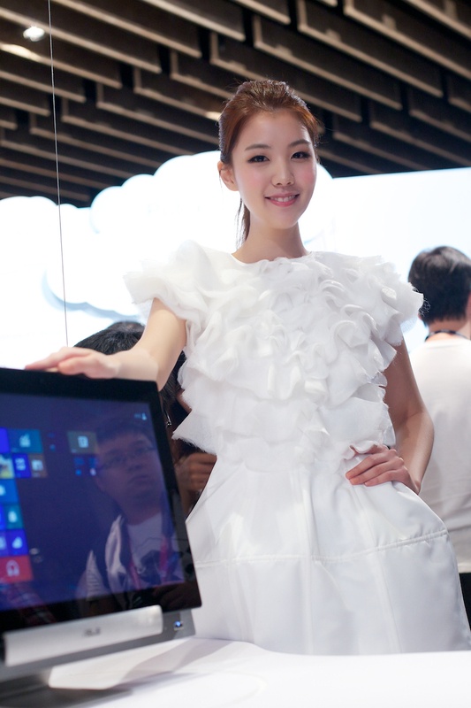 Các PG được xem là hình ảnh cho các sản phẩm mà các hãng ra mắt tại triển lãm.