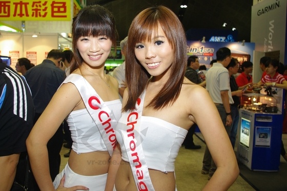 Hai người đẹp của AMD và ASRock tạo dáng cùng nhau.