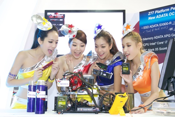 Người mẫu của TP-Link có phần dịu dàng hơn các chân dài của các hãng công nghệ khác.