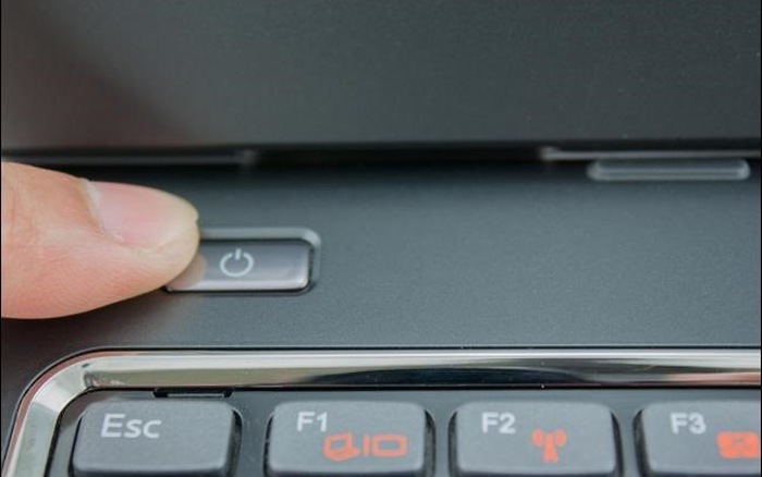 Nút khởi động trên máy