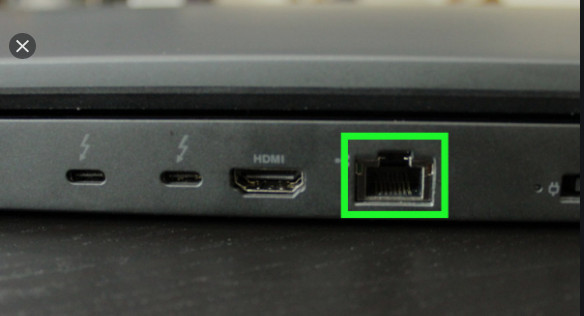 Cạnh trái với khe cắm USB, cổng HDMI và cổng Ethernet