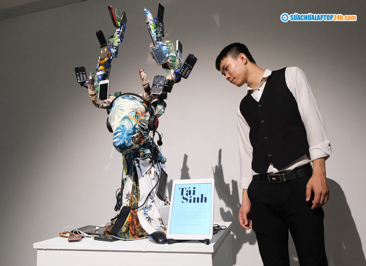 Tác phẩm "Tái sinh" (nghệ sĩ Bùi Anh Khoa) lấy cảm hứng sắp đặt từ quần áo cũ, đồ điện tử cũ