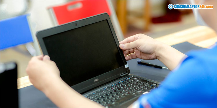Chuyên gia tiến hành thẩm định chất lượng laptop cũ