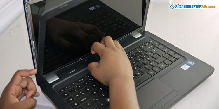 Thay vỏ laptop Dell bằng nhựa