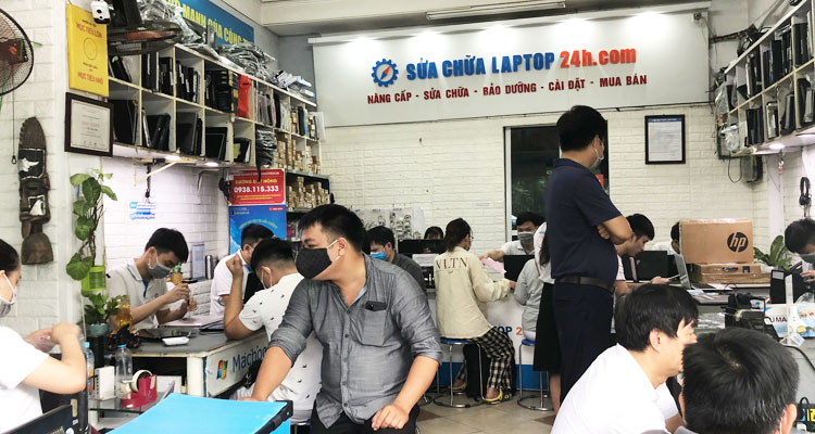 Khách hàng sửa chữa máy tại Sửa chữa Laptop 24h Hồ Tùng Mậu