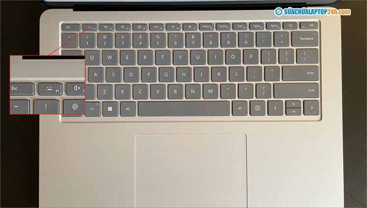 Cách bật đèn bàn phím Surface Laptop