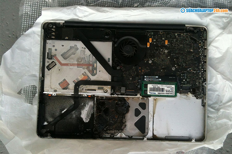 Pin kém chất lượng gây nổ laptop