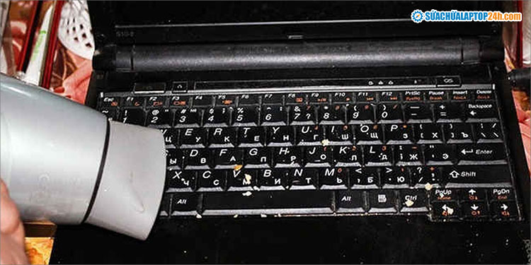 Người dùng cần sấy khô bàn phím khi làm đổ nước vào laptop