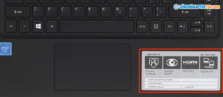 Tên laptop thường được dán ở mặt trước để người dùng dễ nhìn