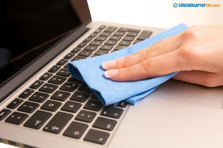 Dùng khăn mềm lau bề mặt laptop
