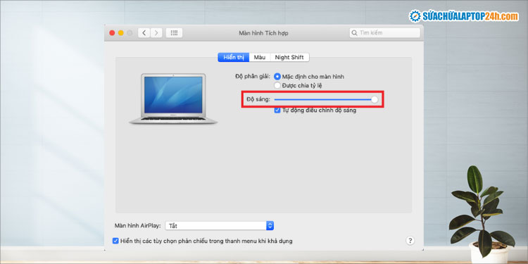 Tích chọn Tự động điều chỉnh độ sáng màn hình Macbook
