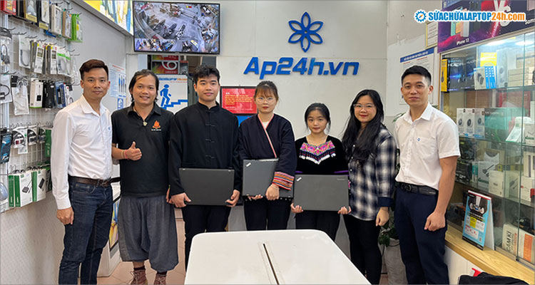 Từ trái sang phải: đại diện Sửa chữa Laptop 24h, anh Hoàng Hoa Trung – sáng lập ĐƯỢC HỌC, 3 sinh viên được nhận laptop, TNV, đại diện Sửa chữa Laptop 24h