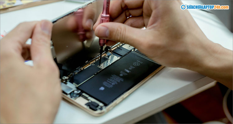Thay pin iPhone tại Sửa chữa Laptop 24h sẽ không bị mất khả năng chống nước