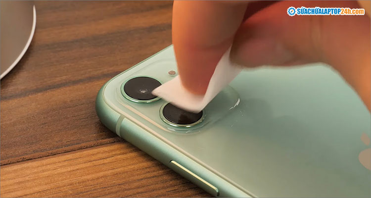 Lau camera để sửa camera iPhone bị mờ do vân tay, bụi bẩn