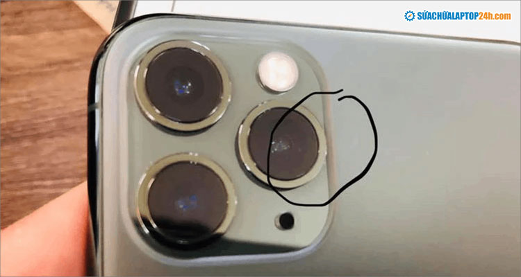 Camera sau iPhone bị nhiễu do dính bụi bẩn