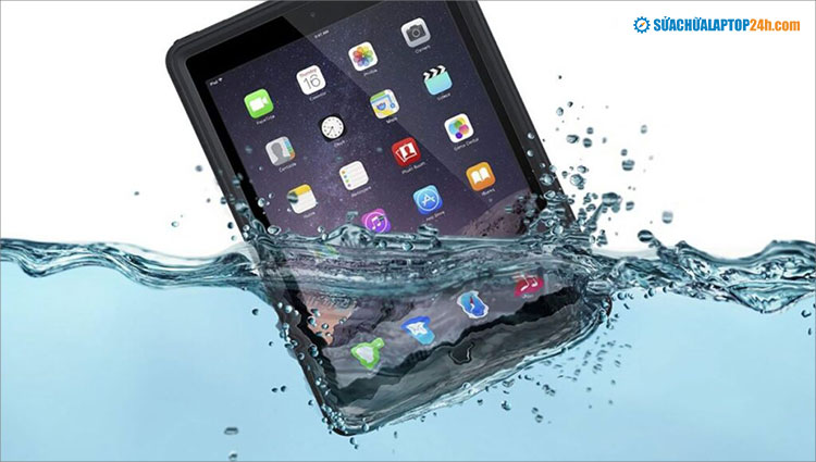 iPad bị dính nước, ngấm nước cũng có thể gây lỗi màn hình phản quang