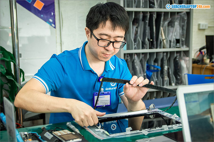 Kỹ thuật viên Sửa chữa Laptop 24h tiến hành thay màn hình Macbook