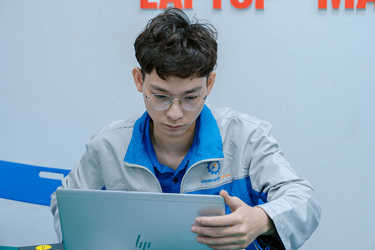 Kỹ thuật viên cơ sở Sửa chữa Laptop 24h An Khánh đang kiểm tra màn hình cho khách