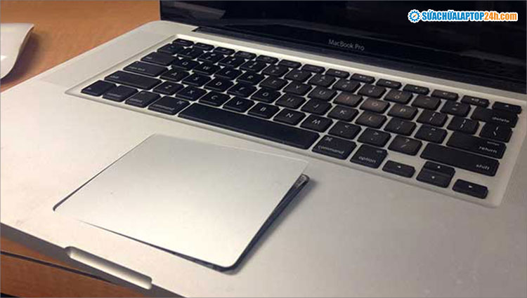 Người dùng cần thay pin Macbook ngay khi có các dấu hiệu pin phồng, cong vênh vỏ máy