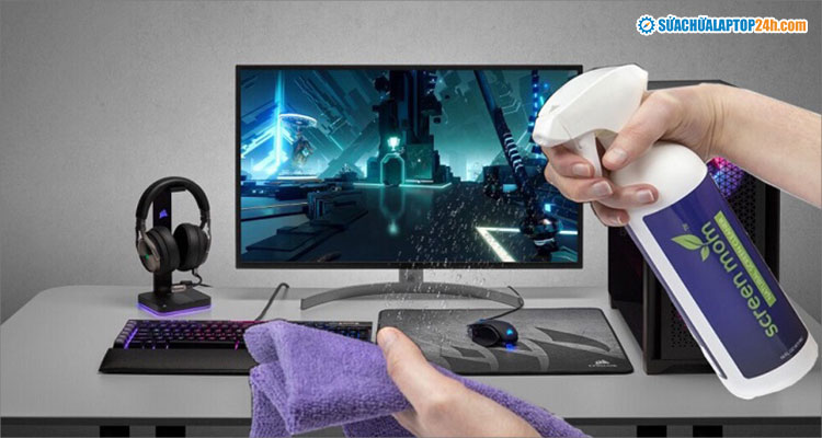 Xịt một ít dung dịch lên và lau nhẹ nhàng màn hình PC