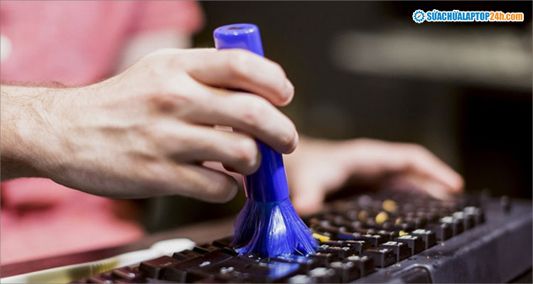 Dùng cọ quét sạch lớp bụi là cách vệ sinh bàn phím PC tại nhà đơn giản nhất