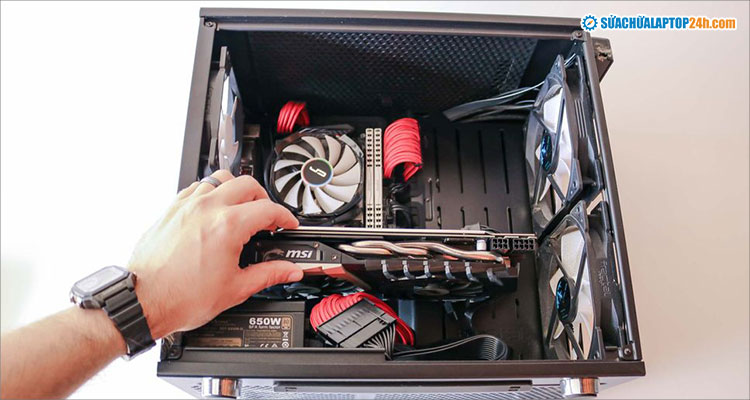 Tháo card màn hình ra theo hướng dẫn để vệ sinh