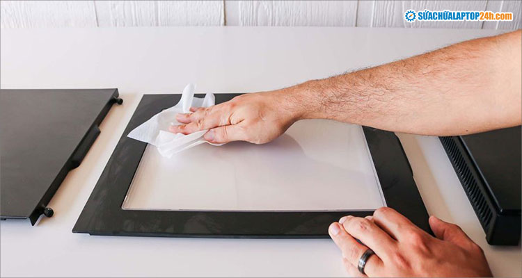 Dùng khăn lau sạch các tấm mặt bên PC