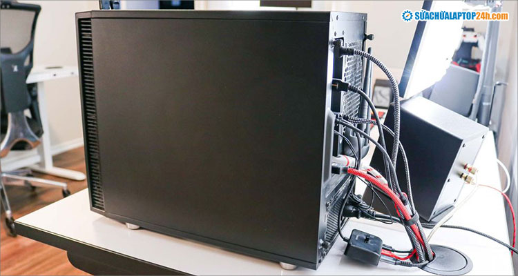 Rút tất cả các dây cáp trước khi vệ sinh thùng PC