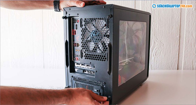 Mở thùng PC để vệ sinh bên trong