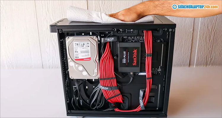 Vệ sinh cẩn thận mặt trên thùng PC bằng khăn giấy