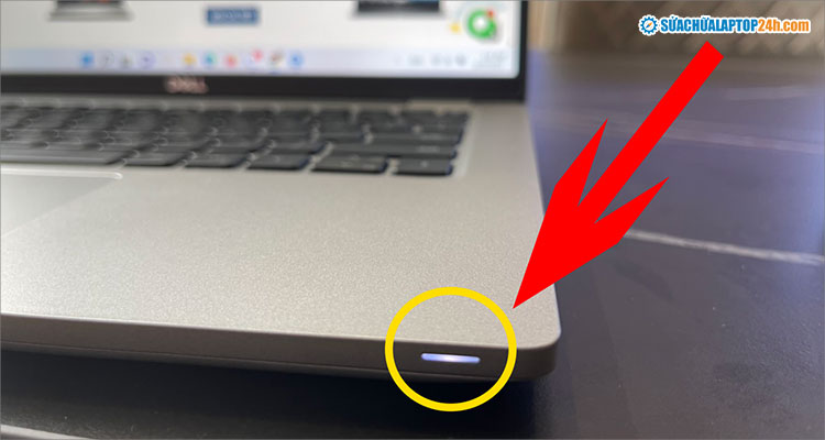 Đèn báo sạc laptop nhấp nháy liên tục là do thiết kế của một số dòng máy